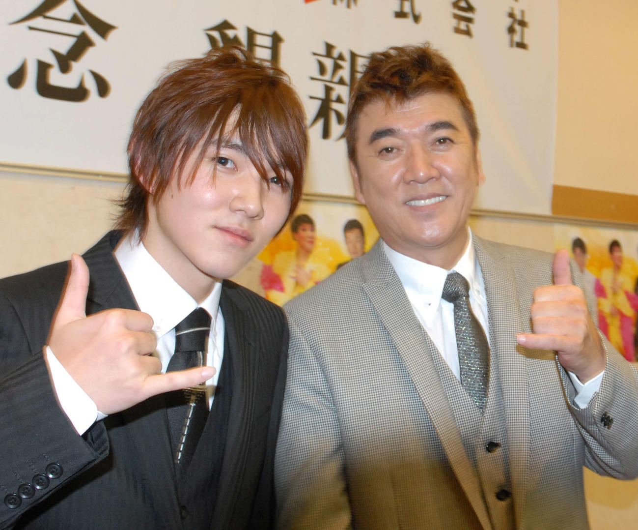 新事務所お披露目会見に出席した小金沢昇司さん（右）と長男雅弘（2014年2月撮影）