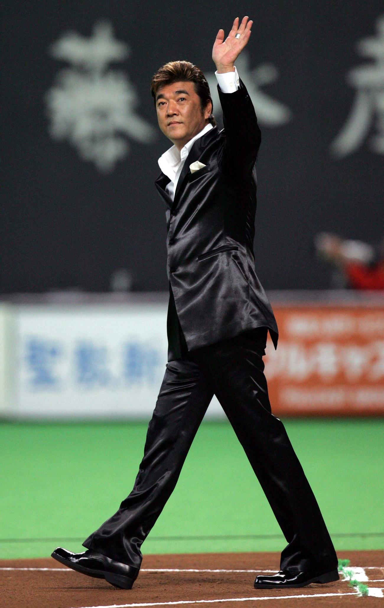日本ハム対ロッテで、国歌斉唱する小金沢昇司さん（2007年7月撮影）