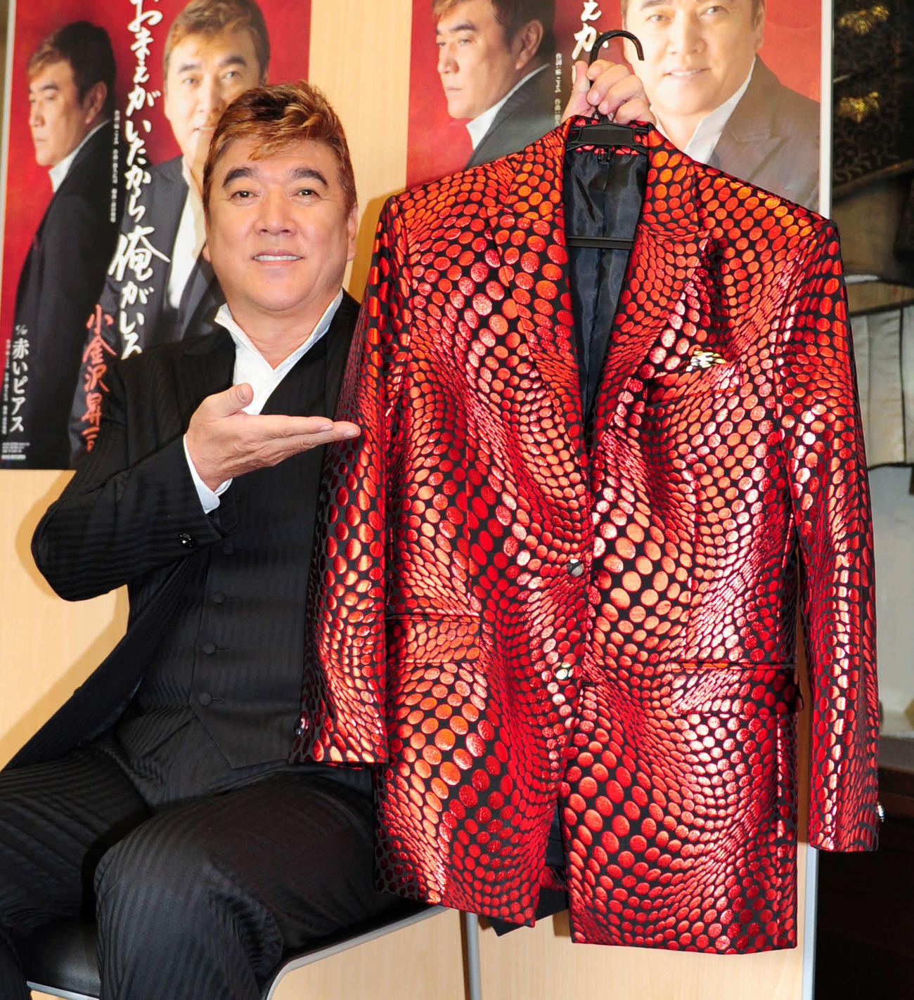 30周年を迎え、師匠の北島三郎から贈られた衣装を手にする小金沢昇司さん（2017年8月撮影）