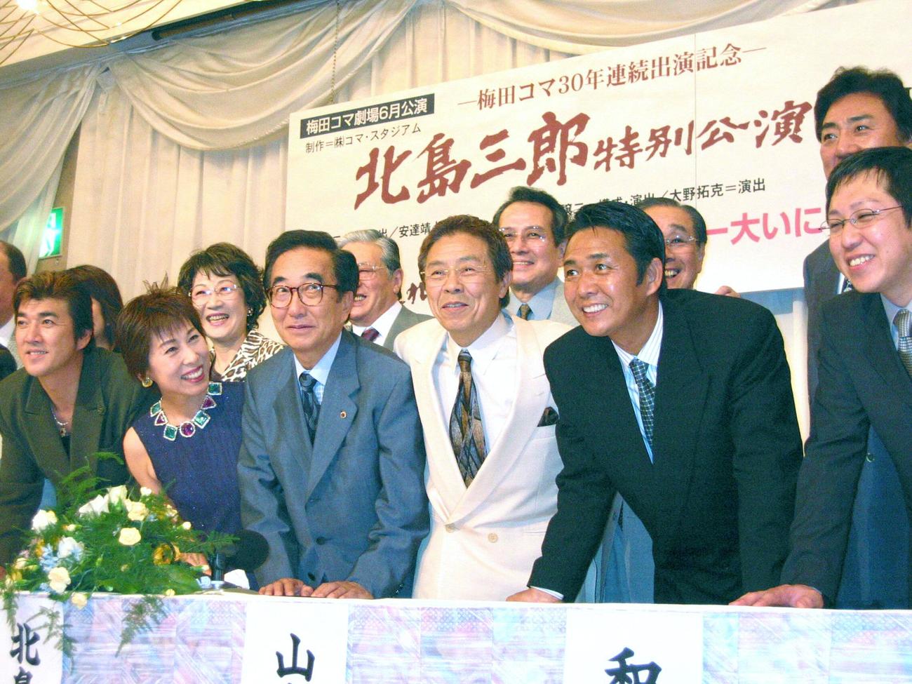 梅田コマ6月公演の制作発表に勢ぞろいした左から小金沢昇司さん、原田悠里、大村崑、北島三郎、山本譲二ら（2002年5月撮影）