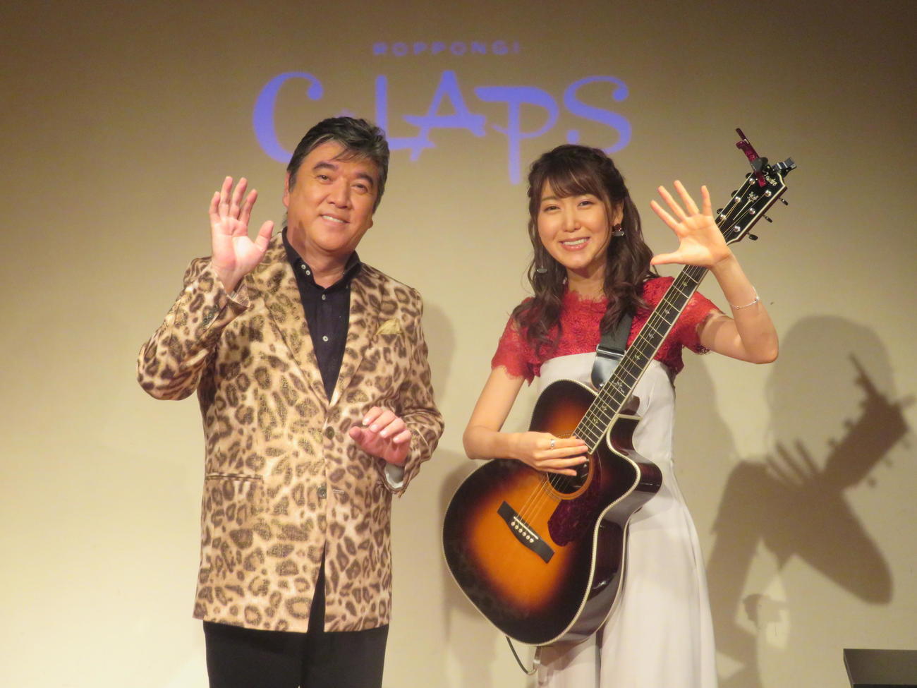 「小金沢昇司＆おかゆ　波乗りサマーライブ！」を行った小金沢昇司さん（左）とおかゆ（2019年8月撮影）