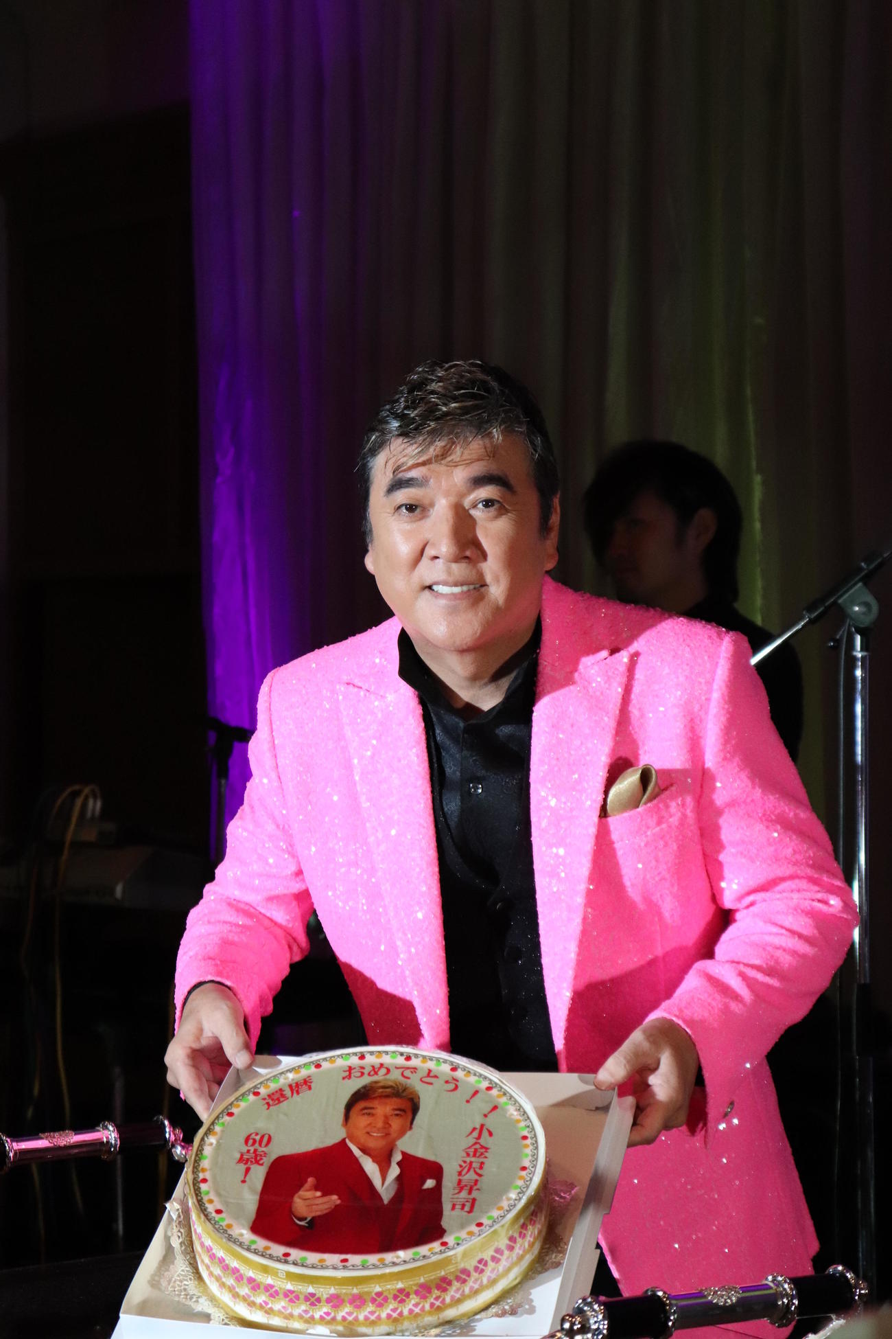 還暦を迎えバースデーケーキで祝福される小金沢昇司さん（2018年8月撮影）