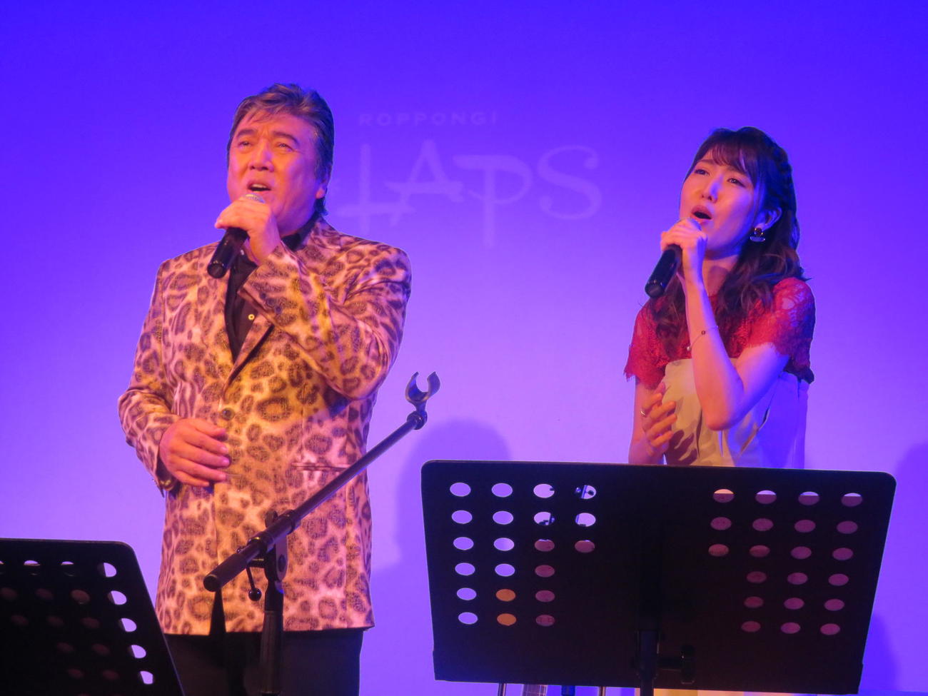 「雨の交差点」を歌う小金沢昇司さん（左）とおかゆ（2019年8月撮影）
