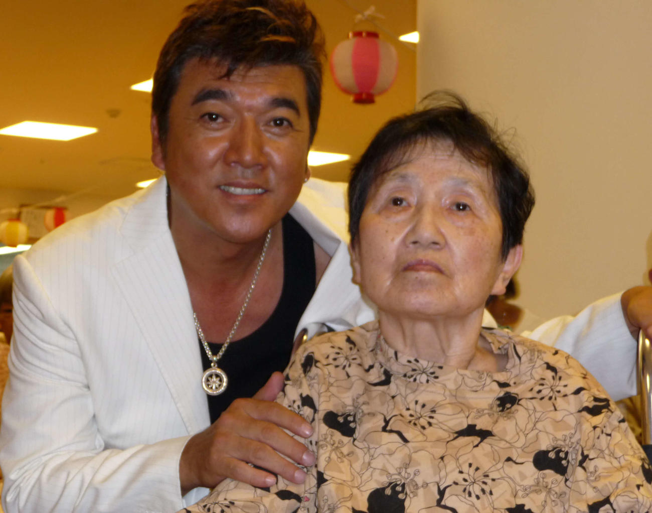 ミニコンサート　小金沢昇司は、母小金沢正子さんの入居する老人ホームでミニコンサートを行った　2008／08／31