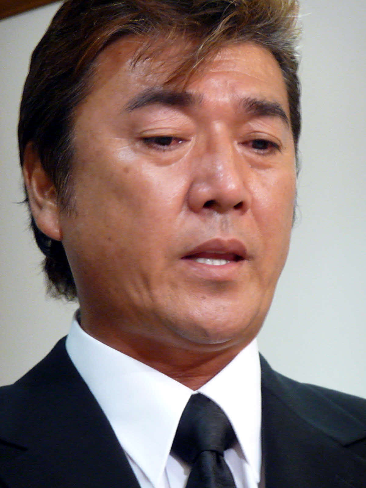 目を真っ赤にしながら、母正子さんの思い出を話す小金沢昇司　2009／08／11　母・正子さん通夜