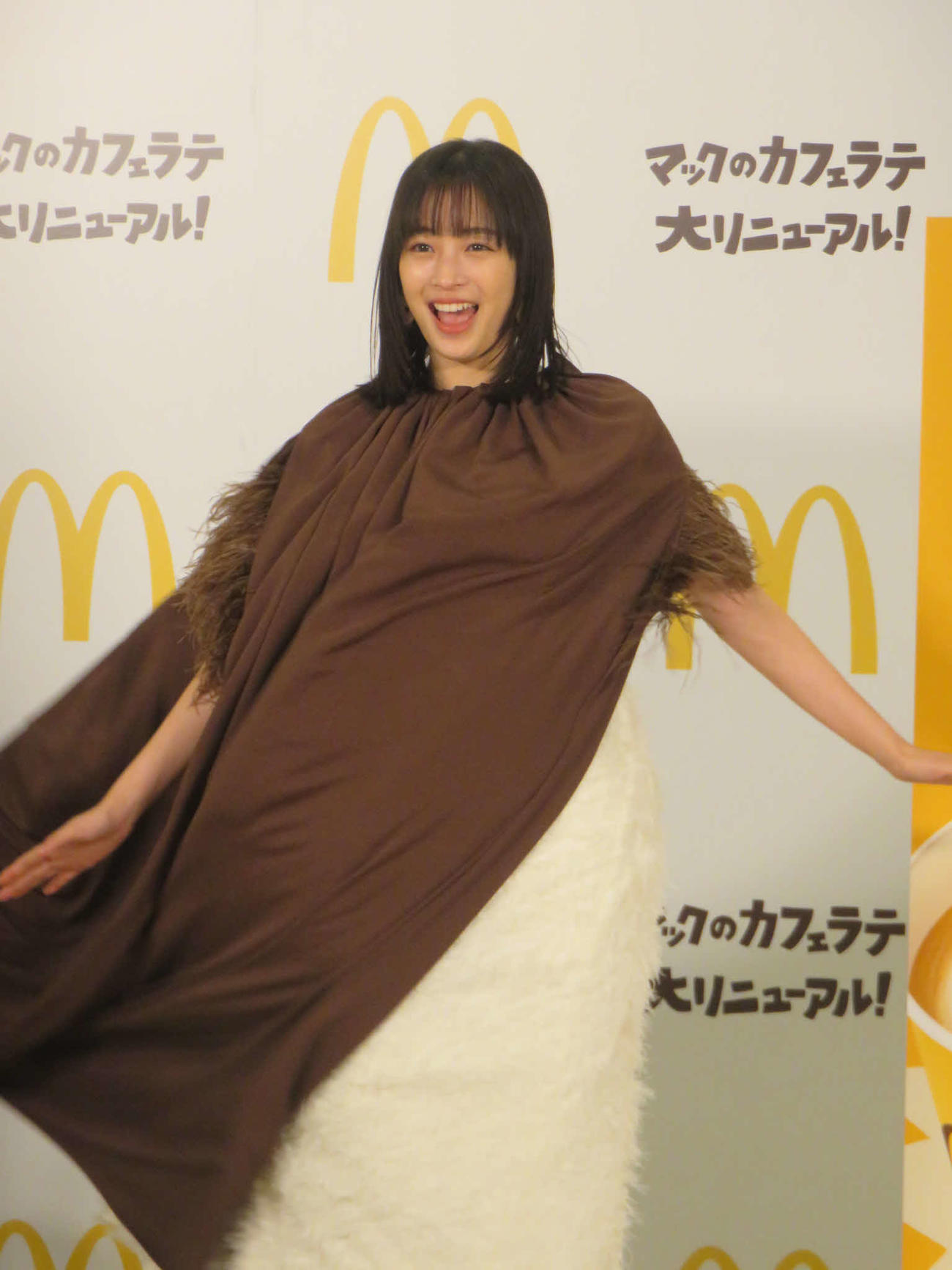 マクドナルド「カフェラテ・キャラメルラテ大リニューアル発表会」で葉や着替えを披露する広瀬すず