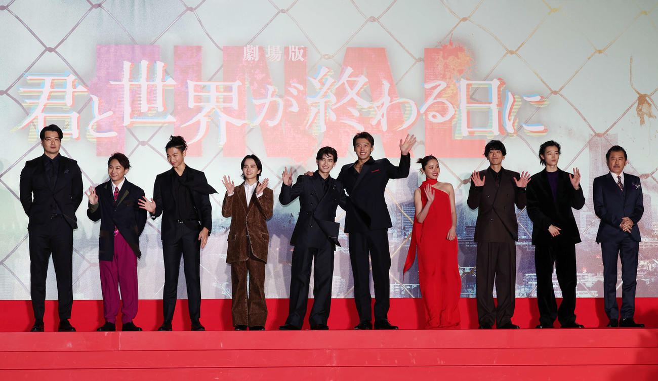 「劇場版　君と世界が終わる日に　FINAL」ゴーレムアライバルイベントで笑顔で手を振る登壇者、左から菅原伸太郎監督、須賀健太、橘優輝、板垣李光人、高橋文哉、竹内涼真、堀田真由、黒羽麻璃央、窪塚愛流、吉田鋼太郎（撮影・宮地輝）
