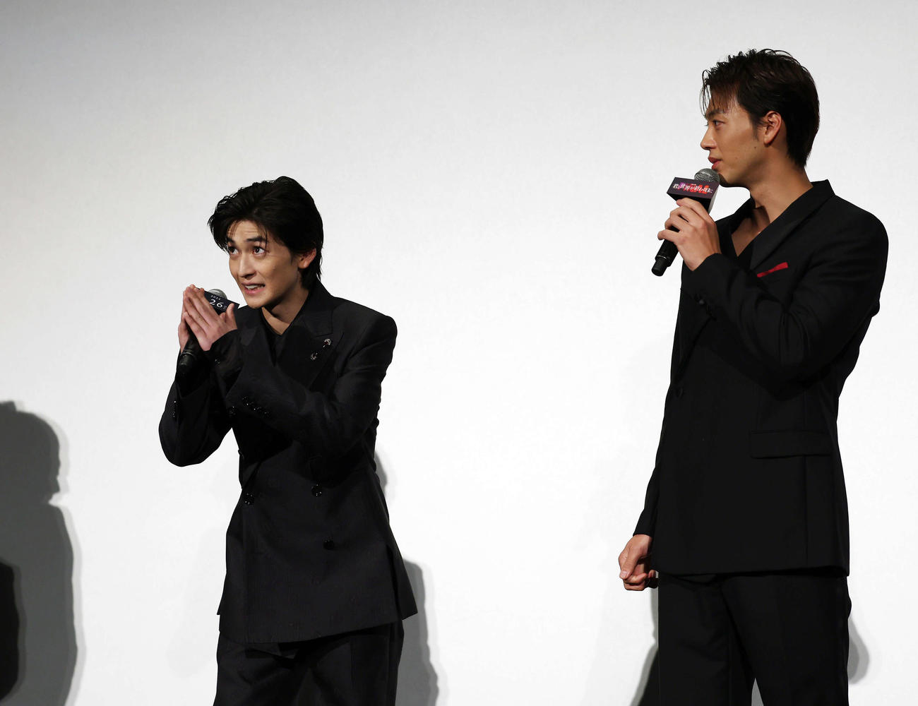 「劇場版　君と世界が終わる日に　FINAL」完成披露舞台あいさつで再登壇し、ファンに謝る高橋文哉。右は竹内涼真（撮影・宮地輝）