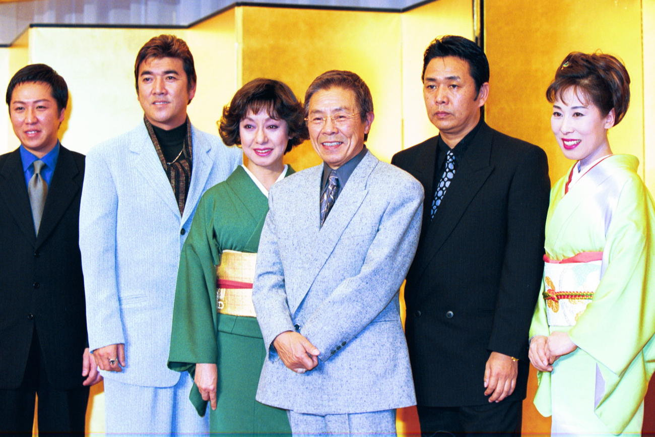 北島三郎「歌手生活40周年記念」記者会見　左から和田青児、小金沢昇司さん、野川由美子、北島三郎、山本譲二、原田悠里（2001年1月撮影）