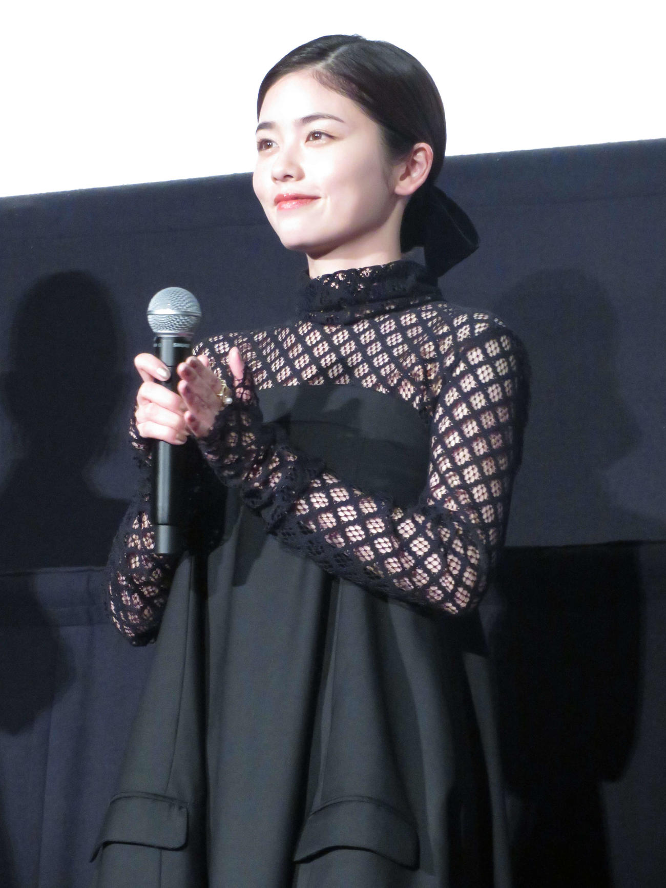 「レディ加賀」完成披露上映会で舞台挨拶に登壇した小芝風花