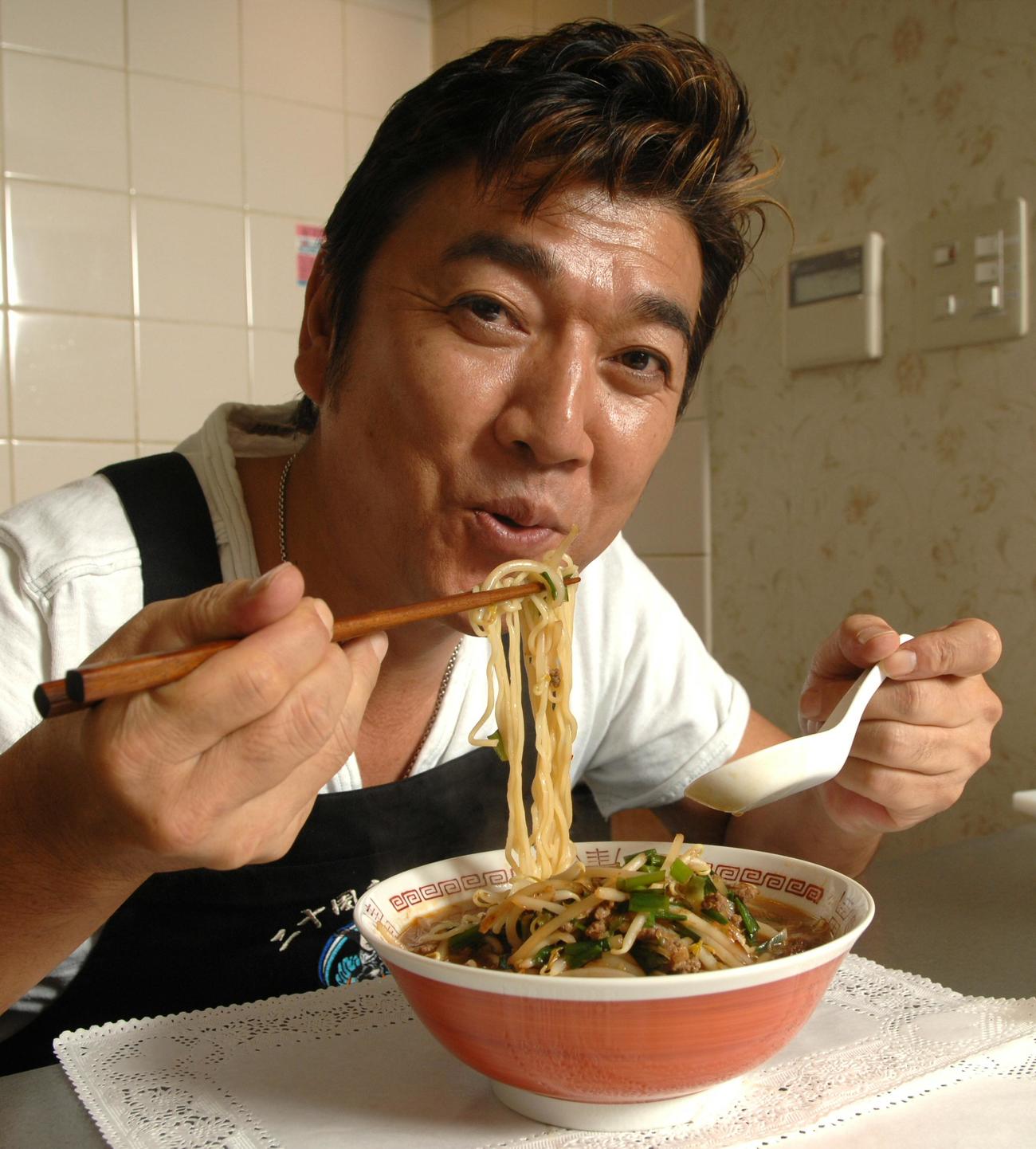 ラーメンをおいしそうに食べる小金沢昇司さん（2007年10月撮影）