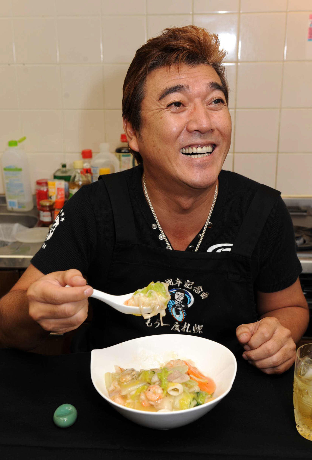 海鮮チャンポン丼をおいしそうに食べる小金沢昇司さん（2008年9月撮影）