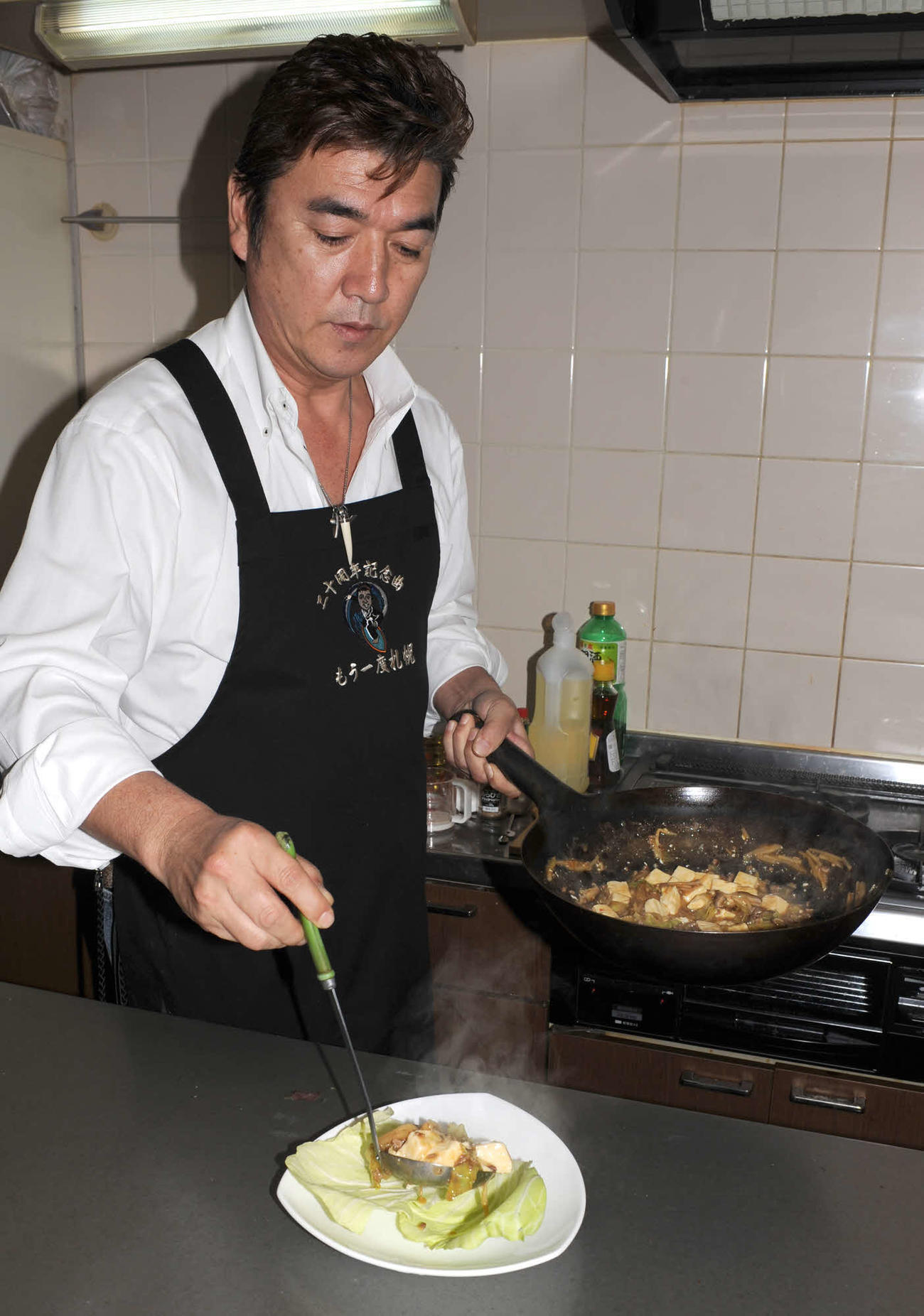 春キャベツの上に麻婆豆腐を盛り付ける小金沢昇司（2008年3月撮影）