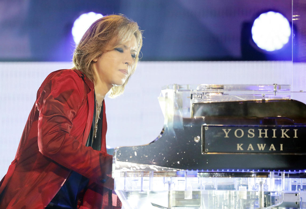 スペシャルライブで、クリスタルピアノをガッツリ演奏するYOSHIKI（2019年8月撮影）