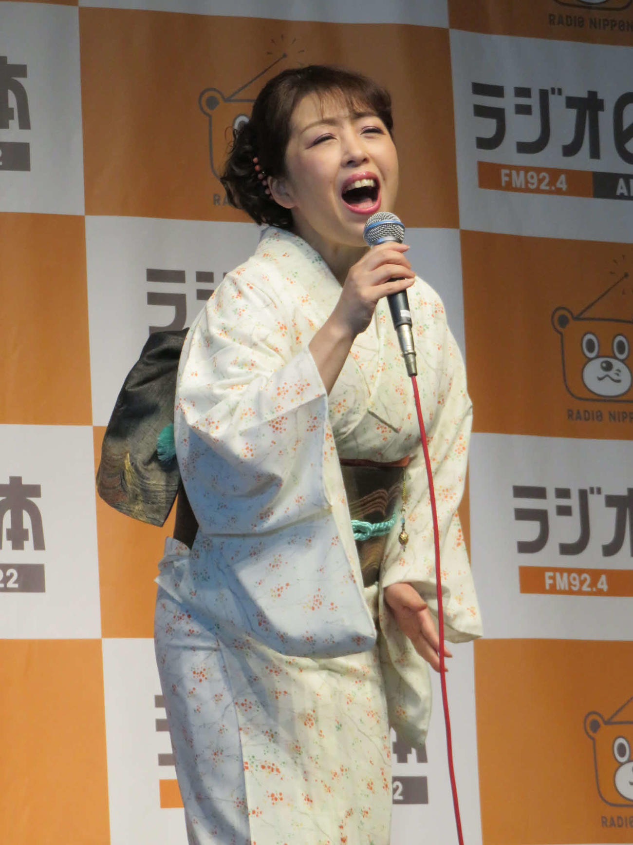 東京タワー展望台での公開生放送で歌唱する山口ひろみ