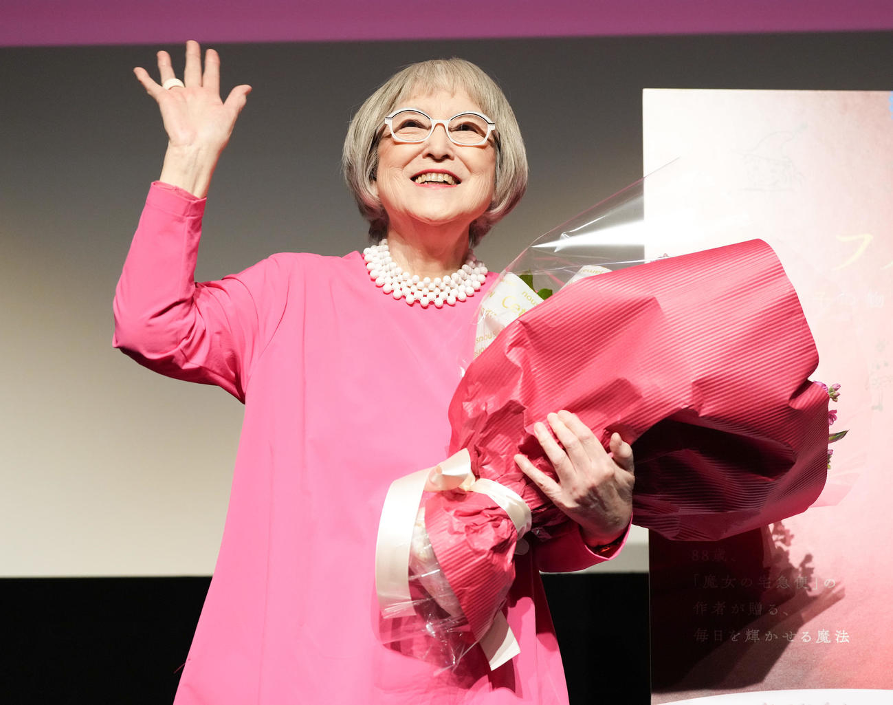 映画「カラフルな魔女～角野栄子の物語が生まれる暮らし～」完成披露上映会のフォトセッションで笑顔の角野栄子さん（撮影・鈴木みどり）