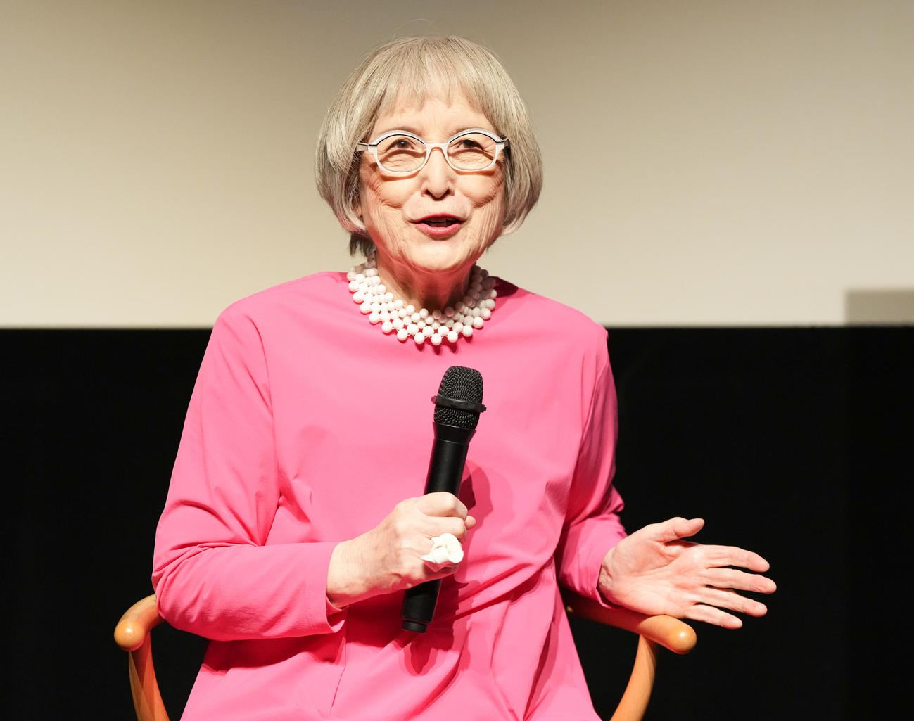 映画「カラフルな魔女～角野栄子の物語が生まれる暮らし～」完成披露上映会に登壇した角野栄子さん（撮影・鈴木みどり）