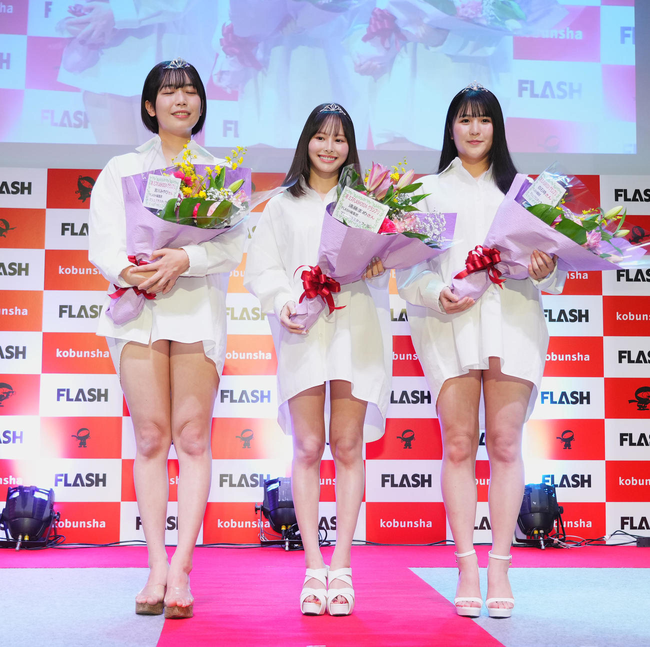 「ミスFLASH2024グランプリ」の発表イベントでポーズをとる、左から宮川みやび、遠藤まめ、白石時（撮影・菅敏）