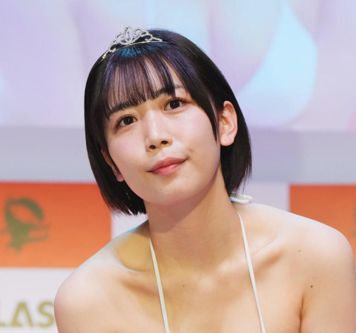 「ミスFLASH2024グランプリ」の発表イベントでポーズをとる宮川みやび（撮影・菅敏）