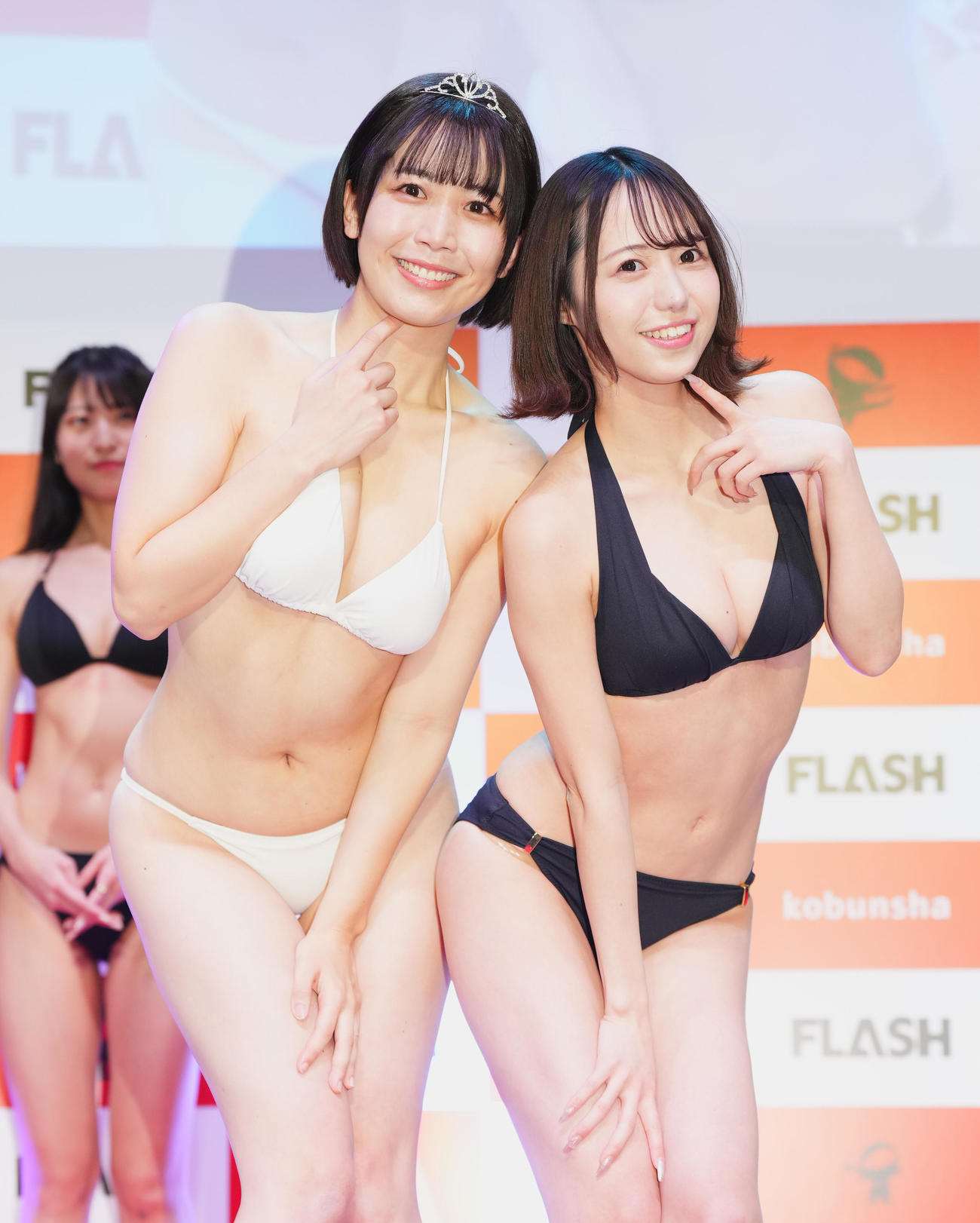 「ミスFLASH2024グランプリ」の発表イベントで「ミスFLASH2023グランプリ」の弓川いち華（右）とポージング対決する宮川みやび（撮影・菅敏）