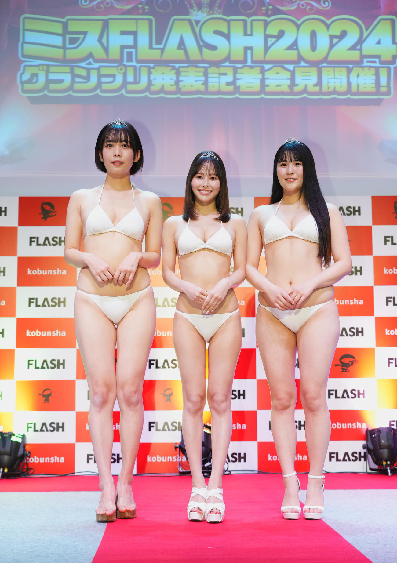 「ミスFLASH2024グランプリ」の発表イベントでポーズをとる、左から宮川みやび、遠藤まめ、白石時（撮影・菅敏）