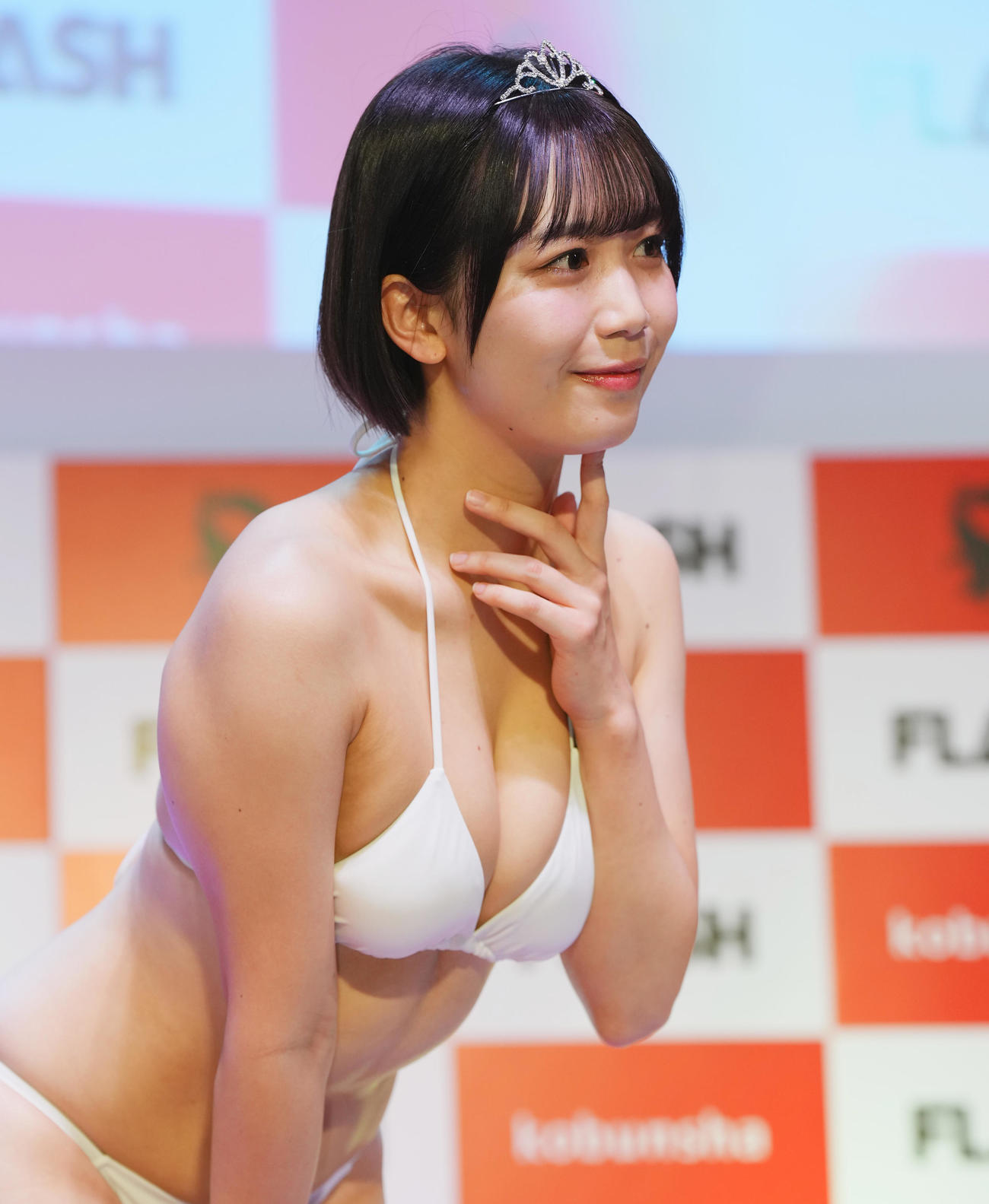 「ミスFLASH2024グランプリ」の発表イベントでポーズをとる宮川みやび（撮影・菅敏）