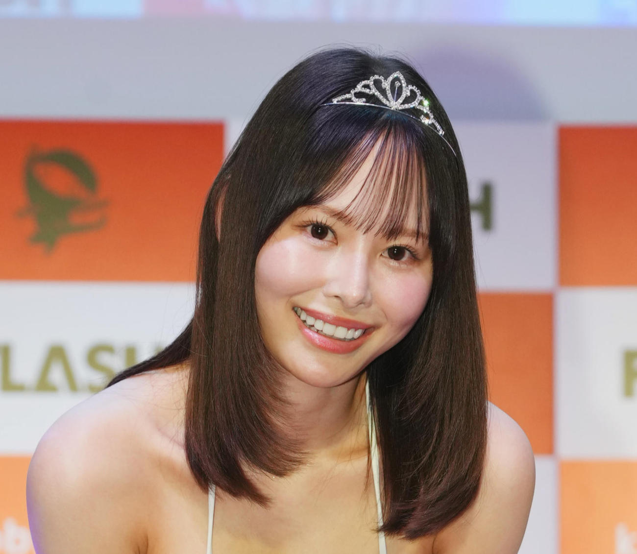 「ミスFLASH2024グランプリ」の発表イベントでポーズをとる遠藤まめ（撮影・菅敏）