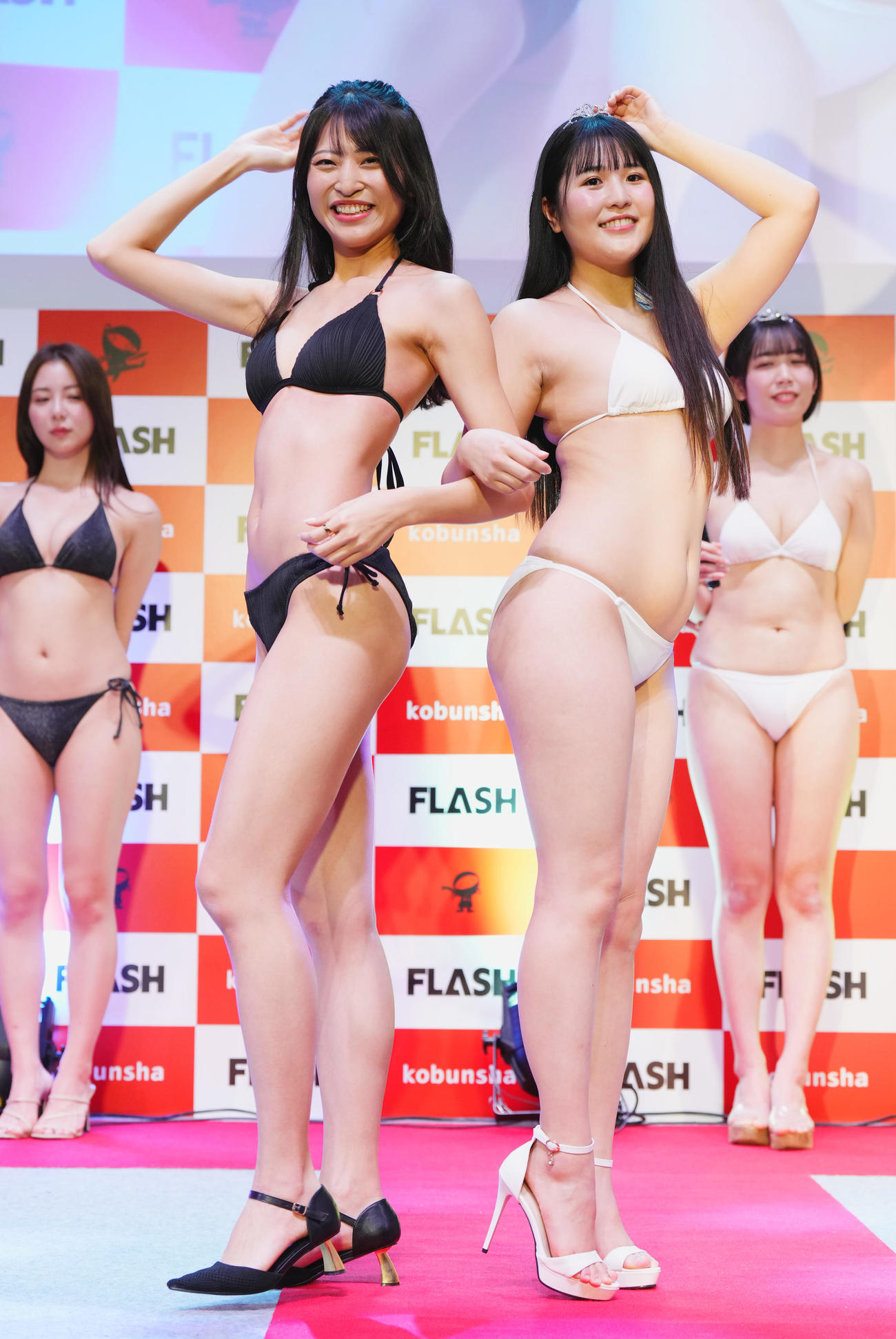 「ミスFLASH2024グランプリ」の発表イベントで「ミスFLASH2023グランプリ」の井上晴菜（左）とポージング対決する白石時（撮影・菅敏）