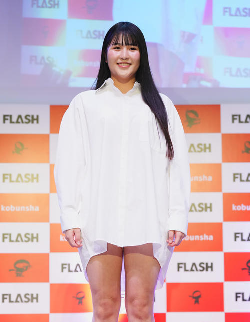 「ミスFLASH2024グランプリ」の発表イベントでYシャツ姿で登場する白石時(撮影・菅敏)