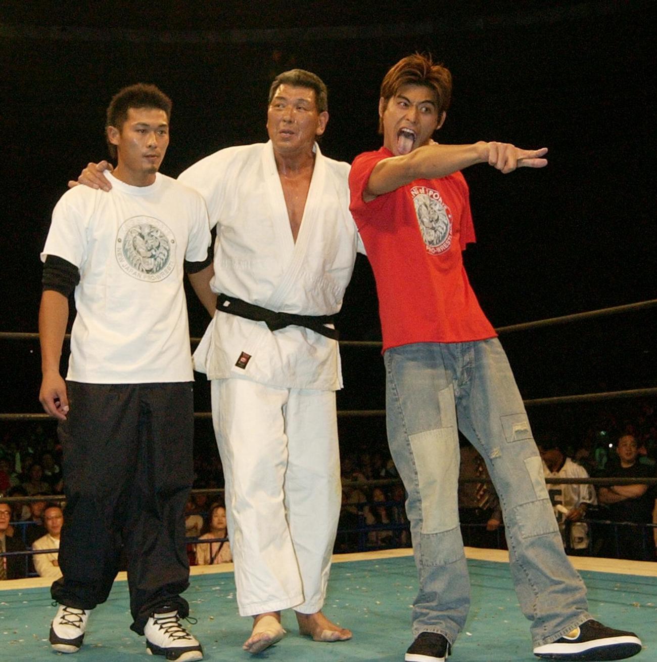 2003年09月、新日本名古屋大会　坂口征二(中央）の勝利にはしゃぐ坂口憲二（右）。左は長男坂口征夫