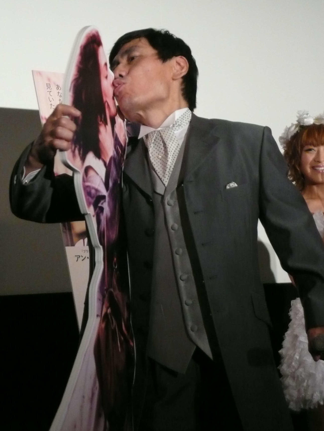 映画のボードを相手に、キスの予行演習をするエスパー伊東さん（2012年6月撮影）