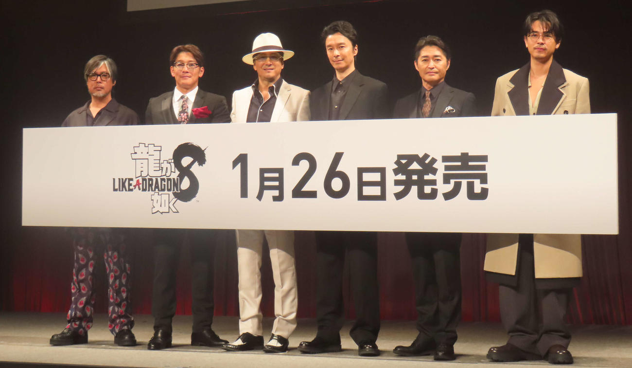 「龍が如く8」完成披露会に登壇した、左から横山昌義氏、中谷一博、黒田崇矢、長谷川博己、安田顕、成田凌