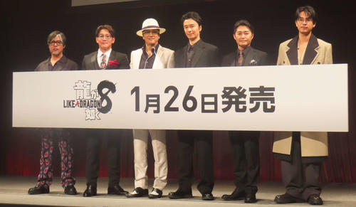 「龍が如く8」完成披露会に登壇した、左から横山昌義氏、中谷一博、黒田崇矢、長谷川博己、安田顕、成田凌