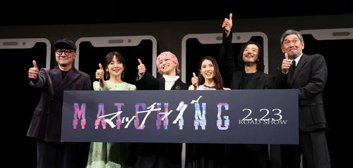 「マッチングポーズ」を決める、左から内田英治監督、斉藤由貴、佐久間大介、土屋太鳳、金子ノブアキ、杉本哲太(撮影・丹羽敏通)
