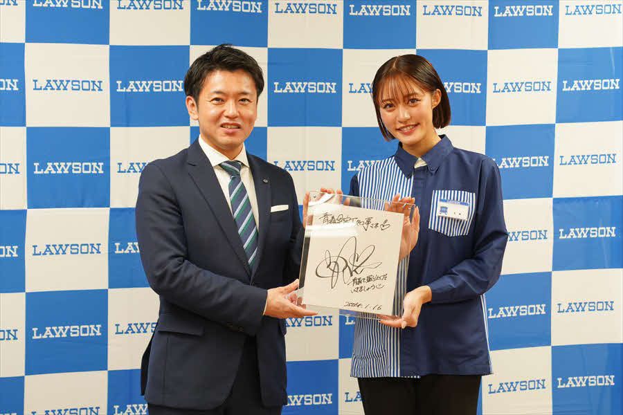 宮下宗一郎青森県知事（左）にサインを渡す王林