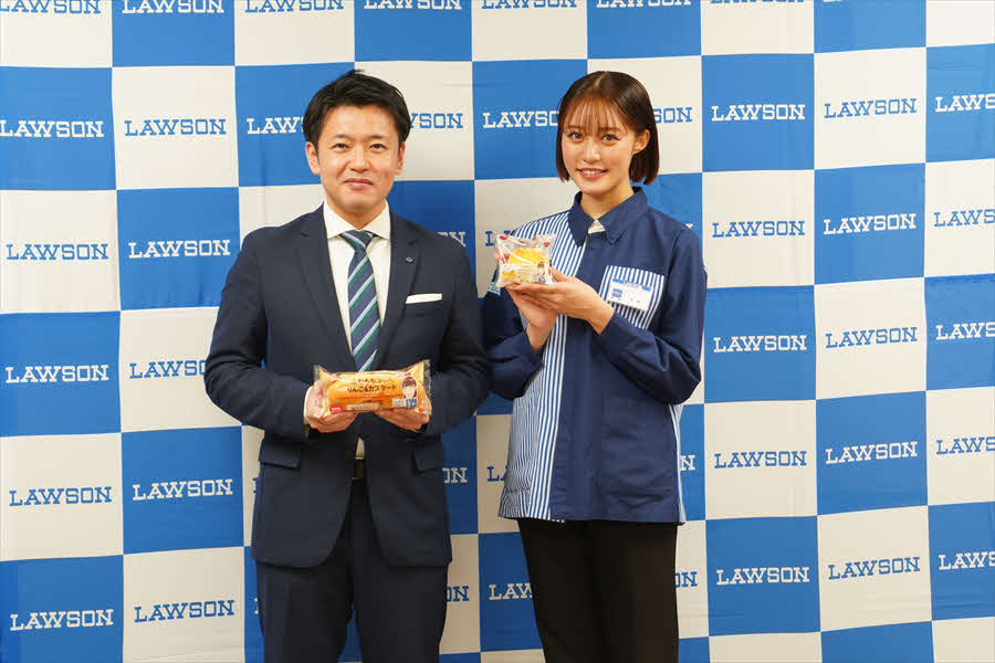 ローソンの商品を手にほほ笑む宮下宗一郎青森県知事（左）と王林