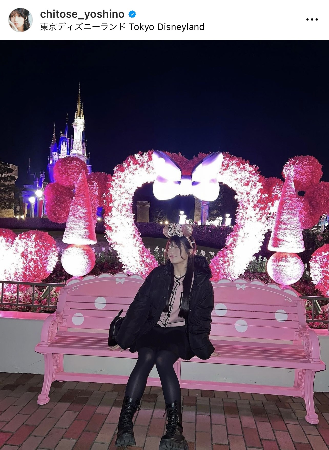 プラザのハートデコレーション前で記念写真を撮るちとせよしの（ちとせよしののインスタグラムから）