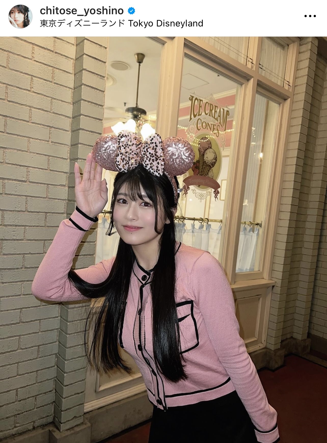 ミニーマウスの耳を付け、カメラ目線のちとせよしの（ちとせよしののインスタグラムから）