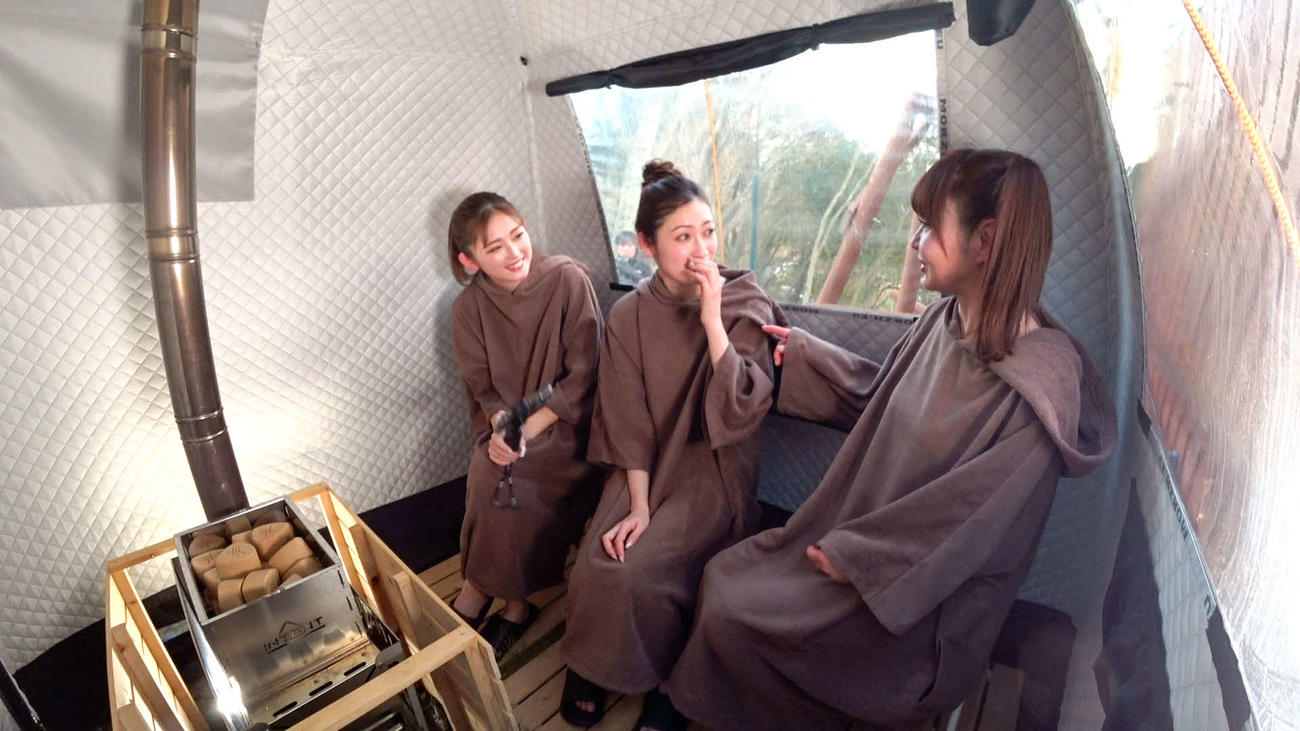 テントサウナを楽しむ　左から）ゆうちゃみ、吉田朱里、さゆり（C）MBS