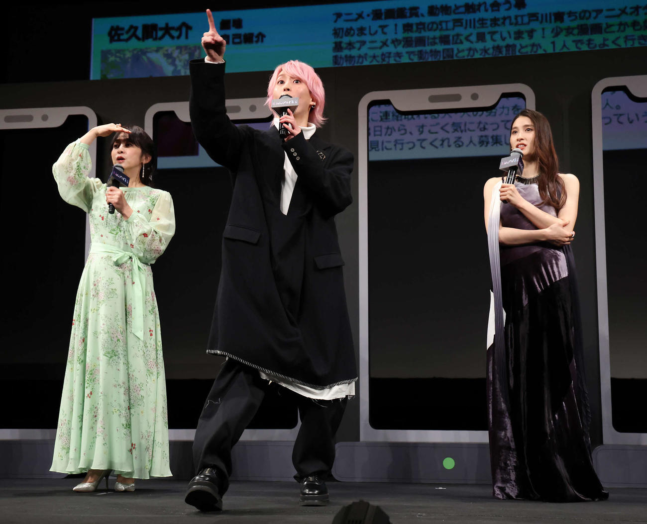 トークで盛り上がる、左から斉藤由貴、佐久間大介、土屋太鳳（撮影・丹羽敏通）