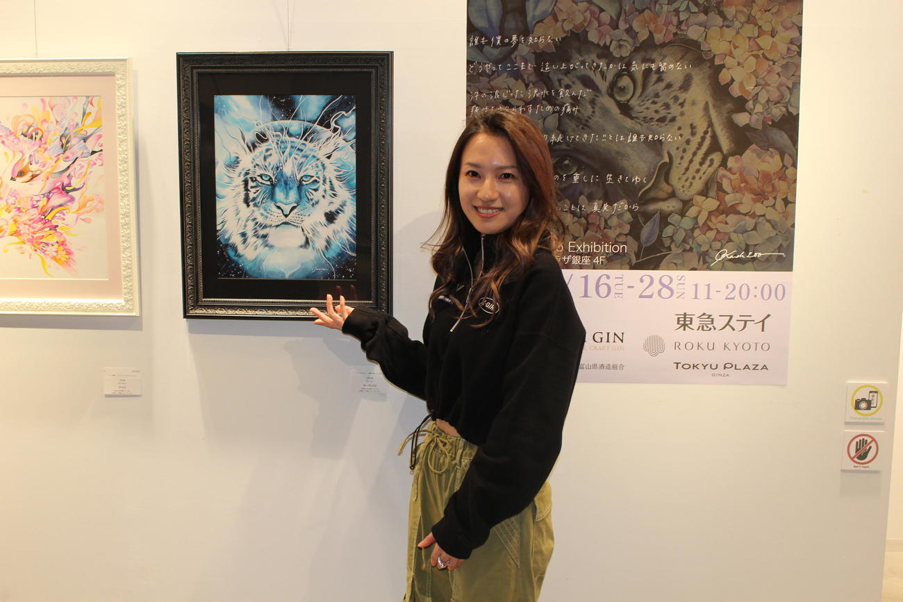 画家として3年ぶりの個展を開催した元TBSアナウンサーの伊東楓さん。特に思い入れのある作品を示す（撮影・大井義明）