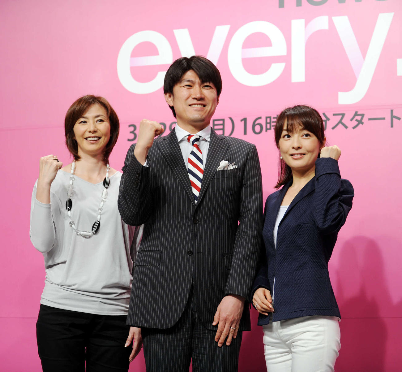 「news every」の記者会見をする左から陣内貴美子、藤井貴彦、丸岡いずみ（10年3月撮影）