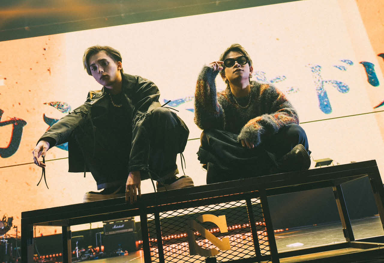 初の日本武道館公演「ONEMAN LIVE－I AM THE HERO－at BUDOKAN」を行ったNovel Core（左）。右はスペシャルゲストの山中拓也