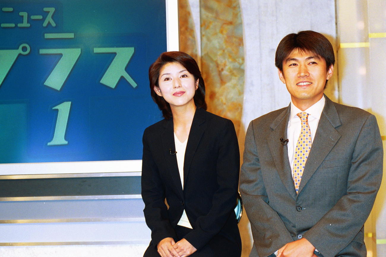 2002年8月、日本テレビ「ニュースプラス1」新キャスター発表の笛吹雅子キャスター（左）と藤井貴彦アナウンサー
