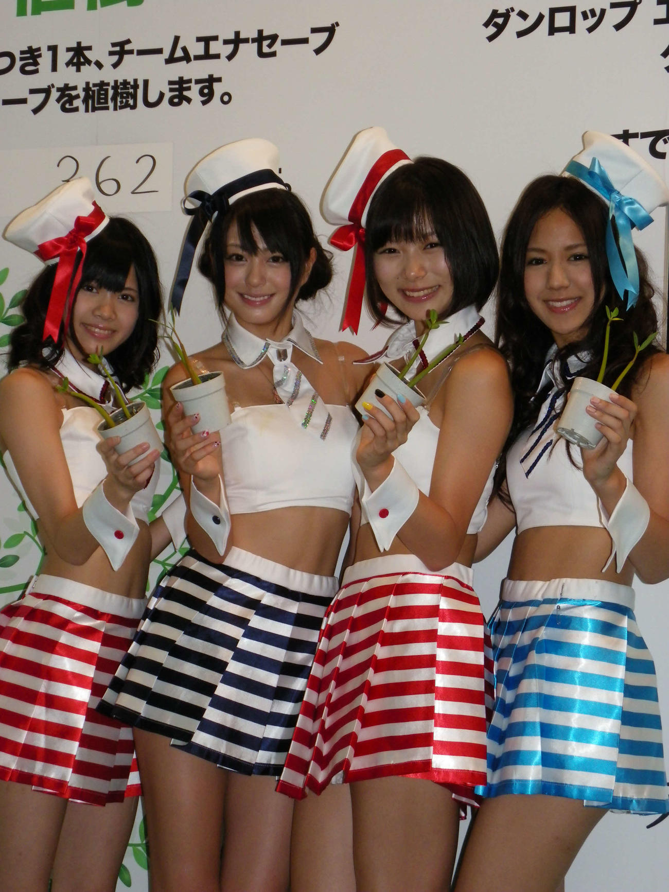 アイドリング！！！の伊藤祐奈、大川藍、朝日奈央、遠藤舞（12年7月撮影）