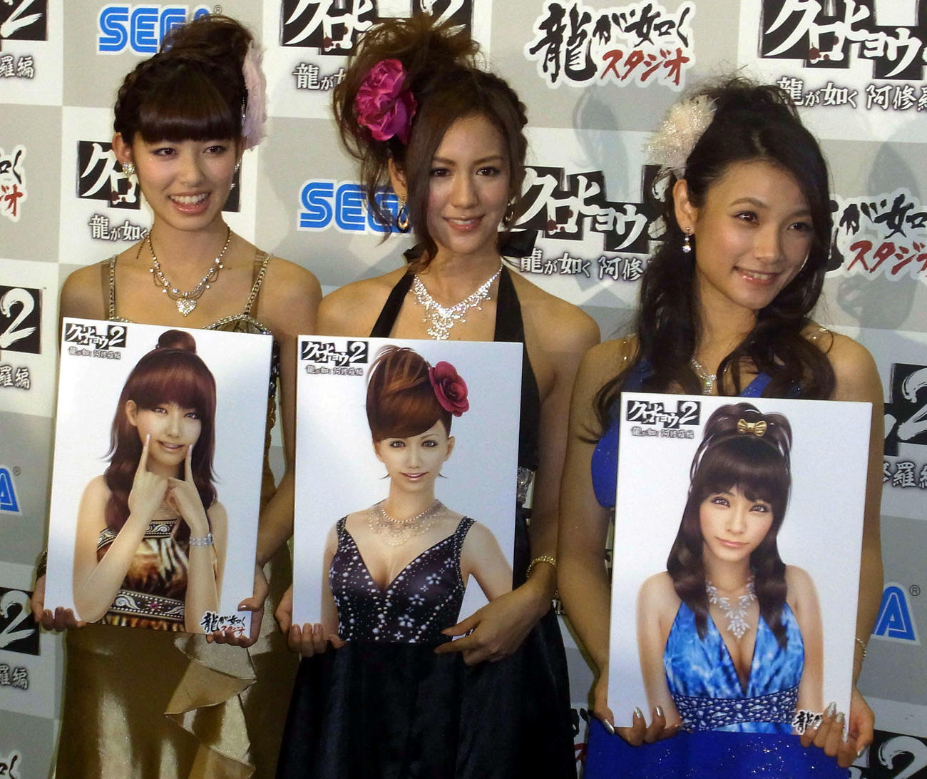 そっくりCGキャラにご満悦のアイドリング！！！の3人。左から橘ゆりか、遠藤舞、外岡えりか（11年11月撮影）