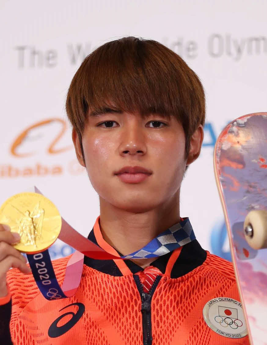 金メダルを披露するスケートボード男子ストリートの堀米雄斗（2021年撮影）