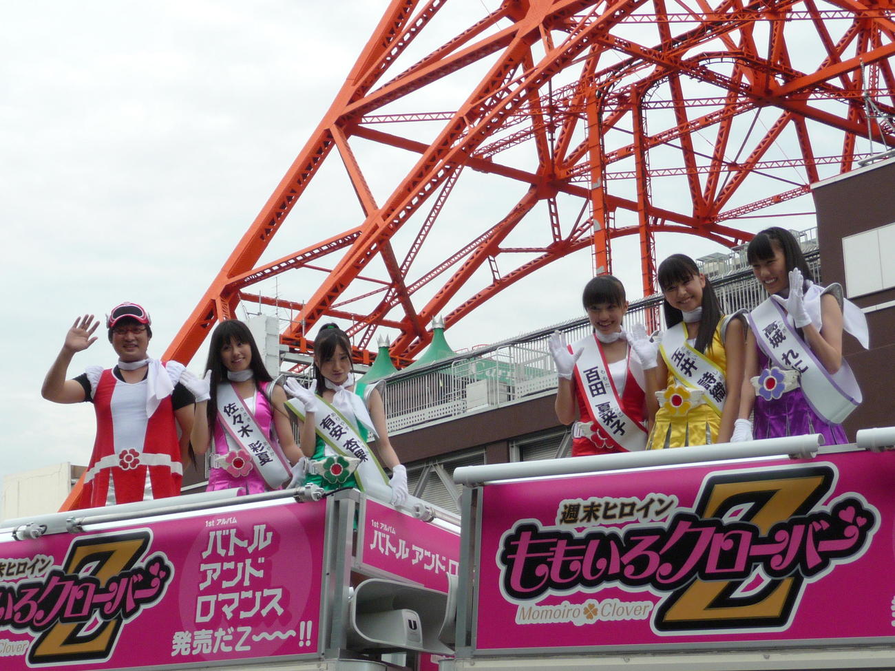 ももいろクローバーと、応援に駆け付けた山里亮太（左）。メンバー左から佐々木彩夏、有安杏果、百田夏菜子、玉井詩織、高城れに（2011年7月撮影）