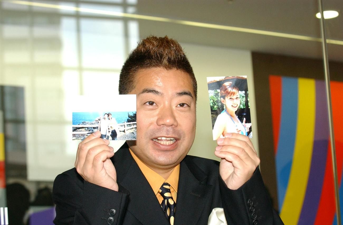 阿部瑠理子さんの写真を手にする出川哲朗(2004年3月撮影）