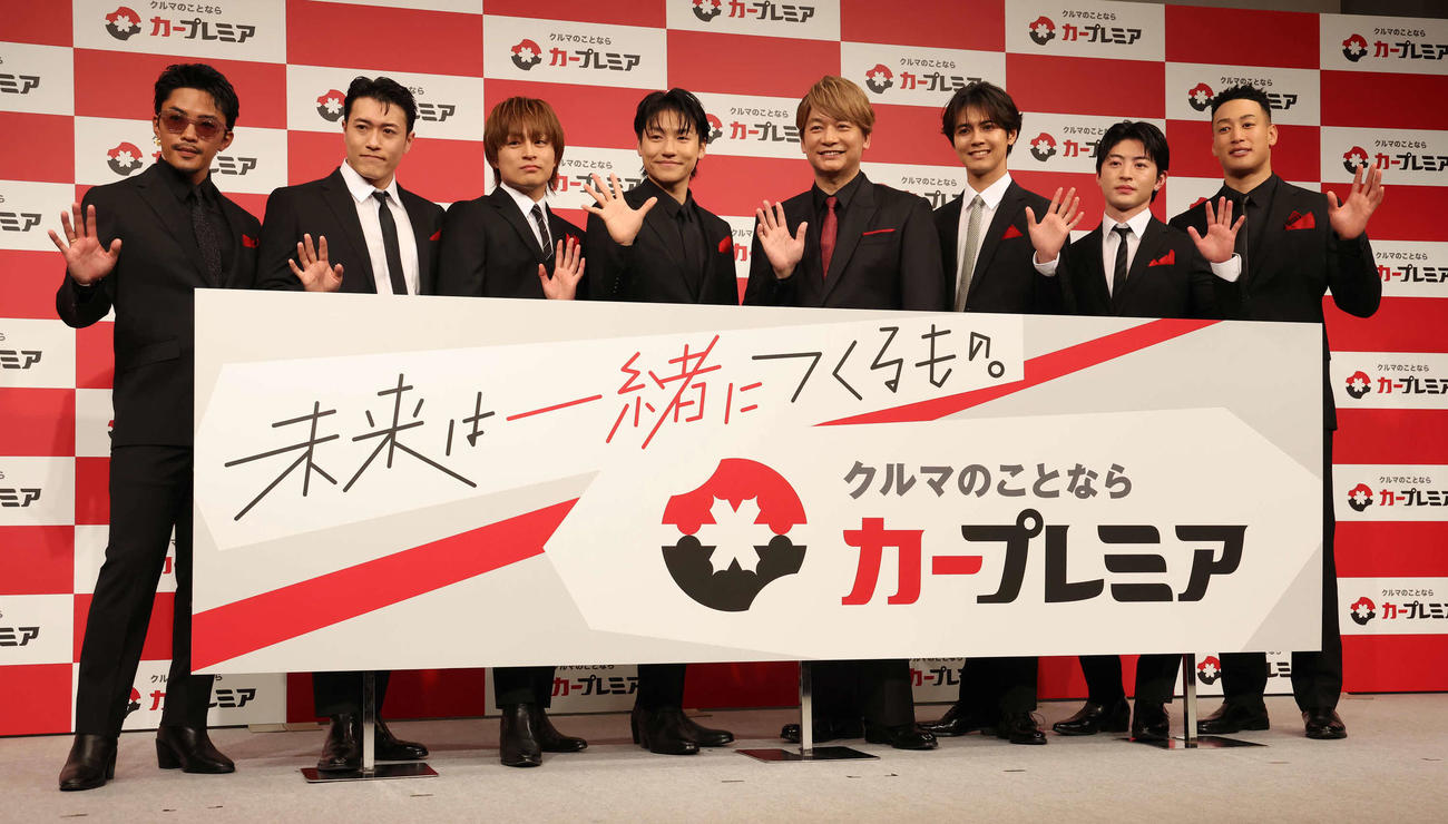 「カープレミア」新CM発表会で写真に納まる、左から数原龍友、中務裕太、白濱亜嵐、小森隼、香取慎吾、片寄涼太、佐野玲於、関口メンディー（撮影・丹羽敏通）